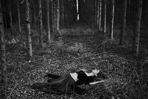 ensaio-fotografico-cemiterio-dia-das-bruxas-halloween-bruxa-ritual-bosque-natureza-bauru-sao-paulo-brazil-brasil-conceitual-conceito-artistico-autoral-fotografia'