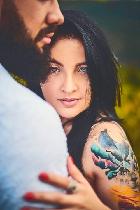 Ensaio pré wedding casal de branco noiva mulher olhando para câmera de olhos azuis intenso em Botucatu - SP'