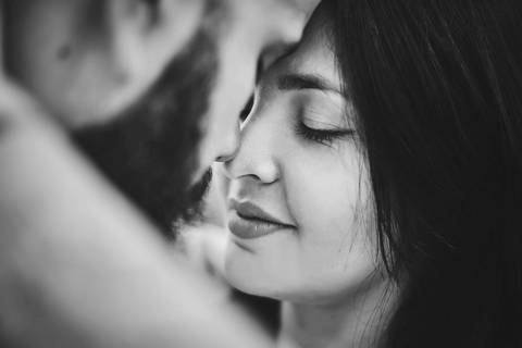 Ensaio pré wedding casal de branco abraçados em foto romântica em Botucatu - SP'