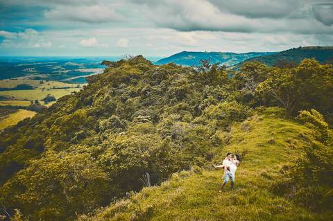 Ensaio pré wedding casal de branco 
vista panorâmica noivo segundando noiva no colo em Botucatu - SP'
