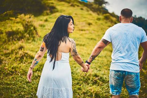 Ensaio pré wedding casal de branco caminhando e noiva faz bico fofo em Botucatu - SP'