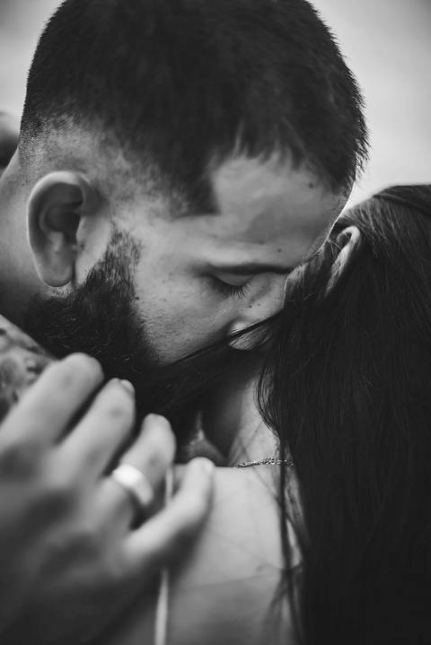 Ensaio pré wedding casal de branco noivo abraça e beija noiva de forma carinhosa em Botucatu - SP'