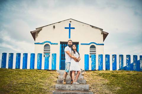 Ensaio pré wedding casal de branco em frente a capela no morro em azul em Botucatu - SP'
