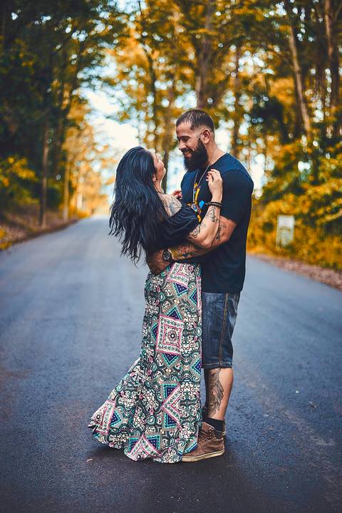 Ensaio pré wedding casal abraçados entre árvores bosque romântico em Botucatu - SP'