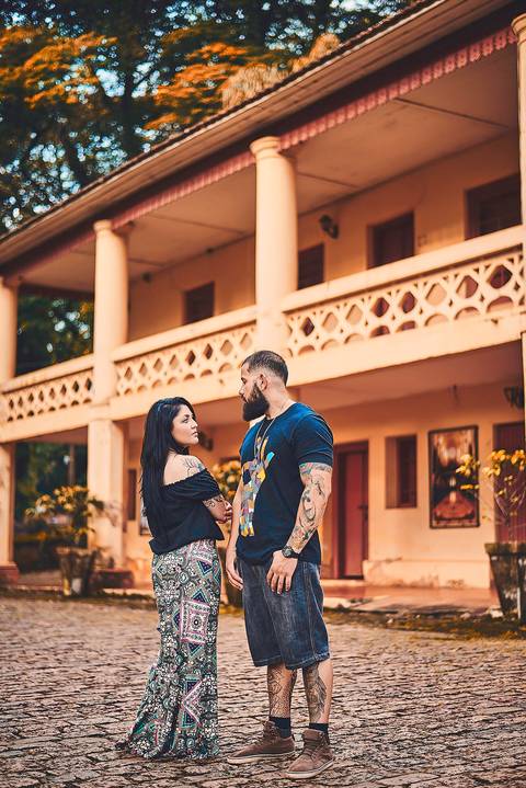 Ensaio pré wedding casarão antigo com casal olhando apaixonado em Botucatu - SP'