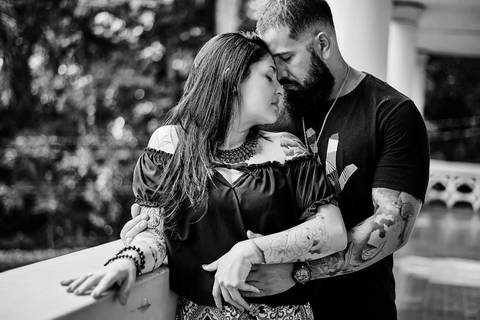 Ensaio pré wedding casal em casarão antigo abraçados e apaixonados em Botucatu - SP'