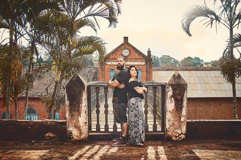 Ensaio pré wedding casal no museu do café, construção antiga posando  em Botucatu - SP'