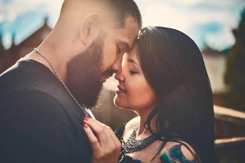 Ensaio pré wedding casal juntos em pose romântica em prédio histórico em Botucatu - SP'