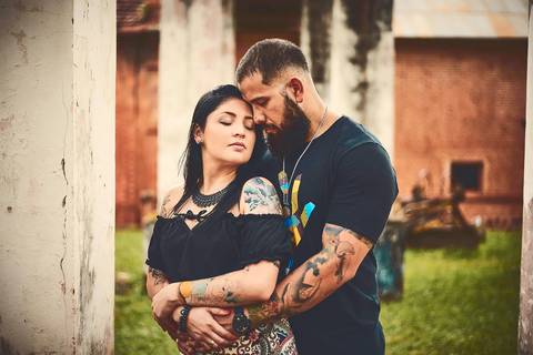 Ensaio pré wedding casal entre vigas da ponte pose romântica em Botucatu - SP'