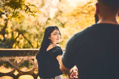 Ensaio pré wedding casal noiva puxa noivo pelas mãos de forma carinhosa em Botucatu - SP'
