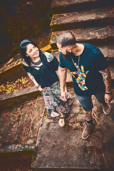 Ensaio pré wedding casal descem escadas antigas de mãos dadas em Botucatu - SP'