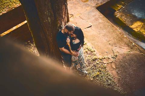 Ensaio pré wedding casal namora perto de uma árvore entre construções antigas em Botucatu - SP'