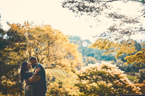 Ensaio pré wedding casal se abraça entre árvores em Botucatu - SP'