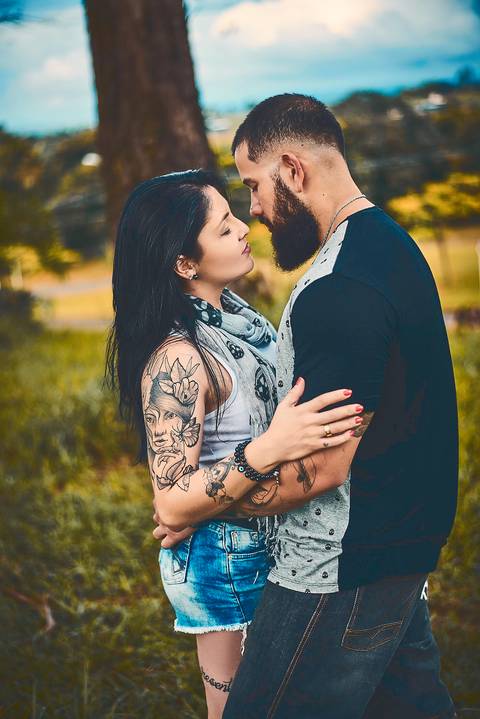 Ensaio pré wedding casal flerta de forma romântica em bosque Botucatu - SP'