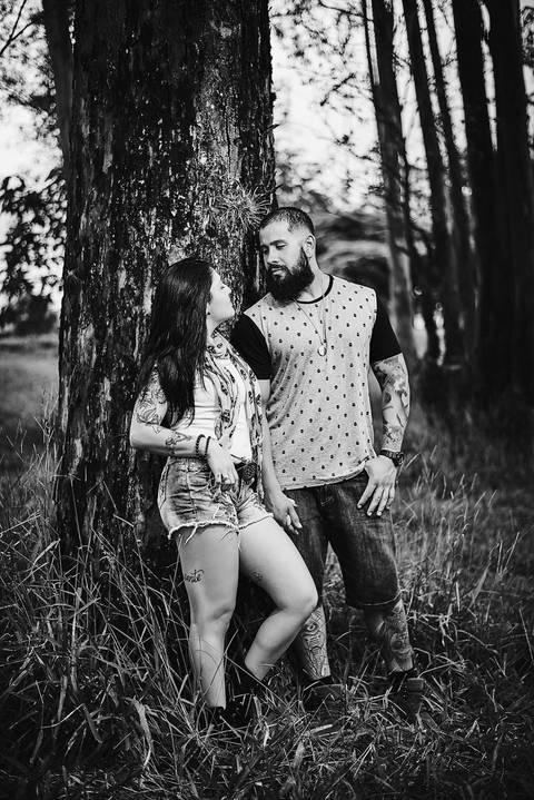 Ensaio pré wedding casal posa e troca olhares perto de uma árvore Botucatu - SP'