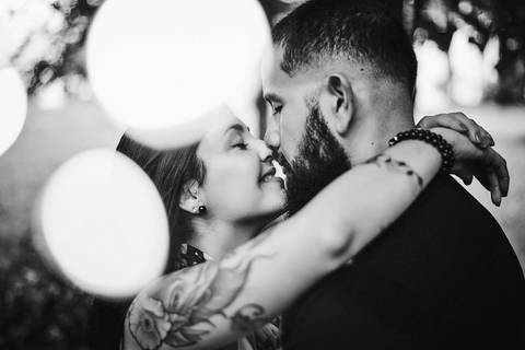 Ensaio pré wedding casal sorri e quase se beija com luzes de fadas Botucatu - SP'