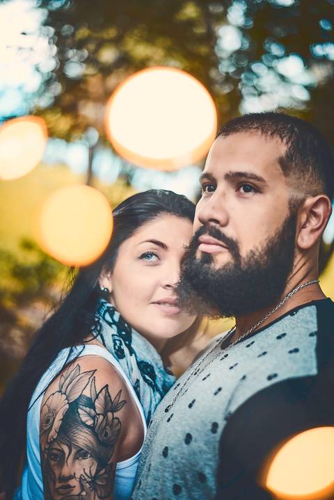 Ensaio pré wedding casal sorri e olha para o horizonte com luzes de fadas Botucatu - SP'