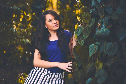 Ensaio feminino de beleza mulher entre a natureza e árvores bosque Bauru - SP'