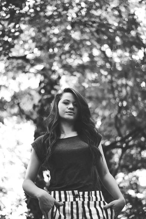 Ensaio feminino de beleza mulher olha para baixo sensualmente bosque Bauru - SP'