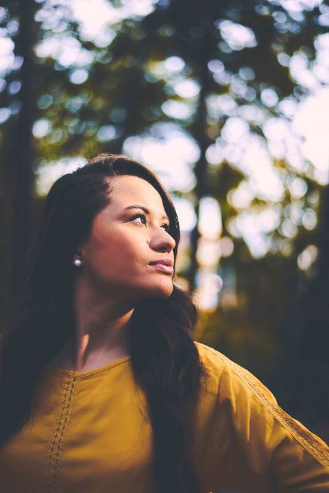Ensaio feminino de beleza mulher com face iluminada pelo sol bosque Bauru - SP'