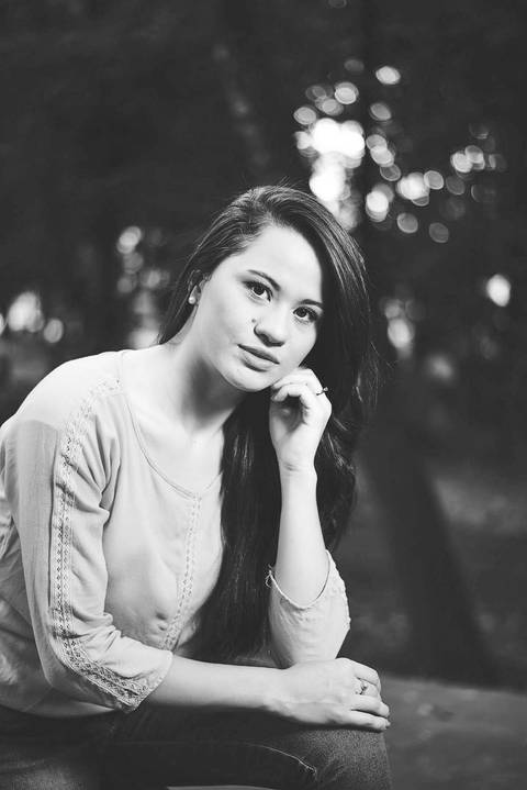 Ensaio feminino de beleza mulher com pose delicada com mãos na face bosque Bauru - SP'