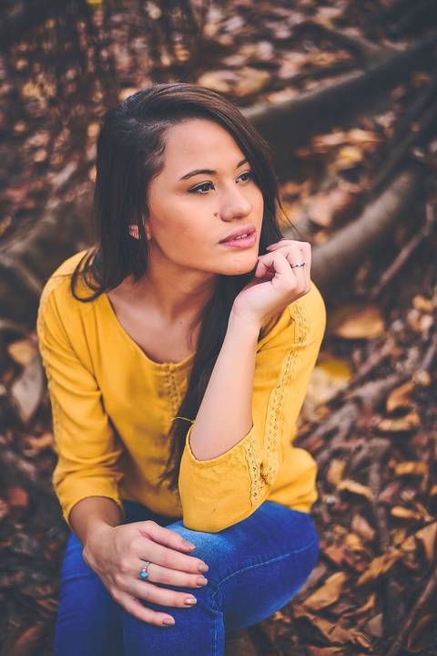 Ensaio feminino de beleza mulher sentada em raízes de árvore antiga 
pose delicada bosque Bauru - SP'
