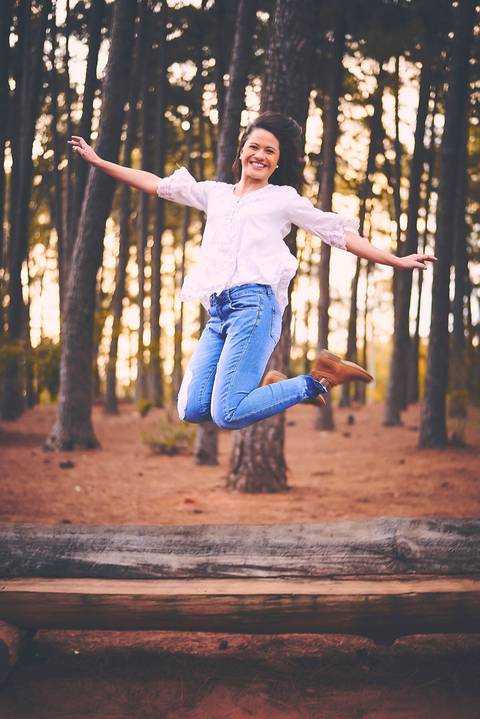 Ensaio feminino de beleza mulher pulando de banco high school musical bosque horto floresta Bauru - SP'