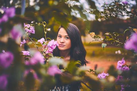 Ensaio feminino de beleza mulher entre flores em bosque horto floresta Bauru - SP'