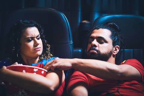 ensaio-fotografico-casal-pre-wedding-cinema-livraria-bar-pub-noturno-artistico-casamento'