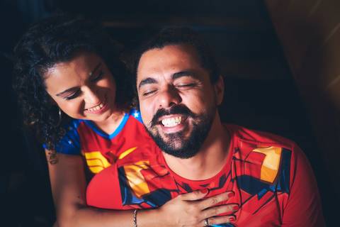 ensaio-fotografico-casal-pre-wedding-cinema-livraria-bar-pub-noturno-artistico-casamento'