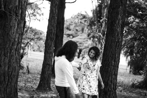 ensaio-fotografico-casal-pre-wedding-cinema-livraria-bar-pub-noturno-artistico-casamento'