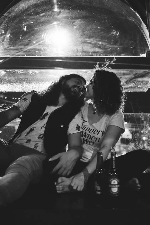 ensaio-fotografico-casal-pre-wedding-cinema-livraria-bar-pub-noturno-artistico-casamento'