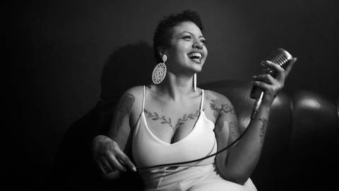 ensaio-fotografia-feminino-estudio-luzes-artístico-cinemático-cinema-cantora-musica-noir'