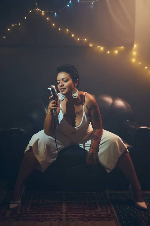 ensaio-fotografia-feminino-estudio-luzes-artístico-cinemático-cinema-cantora-musica-noir'