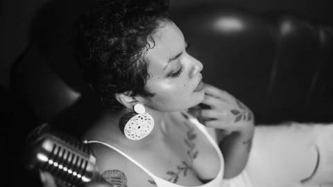 ensaio-fotografia-feminino-estudio-luzes-artístico-cinemático-cinema-cantora-musica-noir'