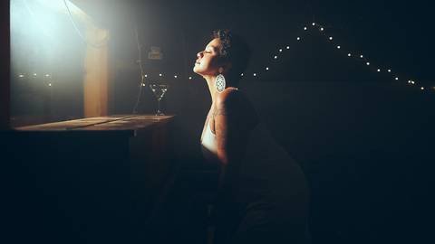 ensaio-fotografia-feminino-estudio-luzes-artístico-cinemático-cinema-cantora-musica-noir'