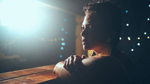 ensaio-fotografia-feminino-estudio-luzes-artístico-cinemático-cinema-cantora-musica-noir'