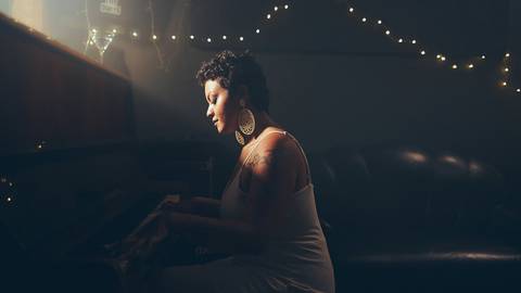 ensaio-fotografia-feminino-estudio-luzes-artístico-cinemático-cinema-cantora-musica-noir'