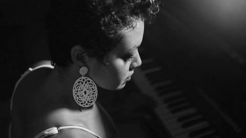 ensaio-fotografia-feminino-estudio-luzes-artístico-cinemático-cinema-cantora-musica-noir'