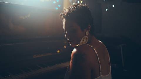 ensaio-fotografia-feminino-estudio-luzes-artístico-cinemático-cinema-cantora-musica-noir'