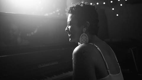 ensaio-fotografia-feminino-estudio-luzes-artístico-cinemático-cinema-cantora-musica-noir'