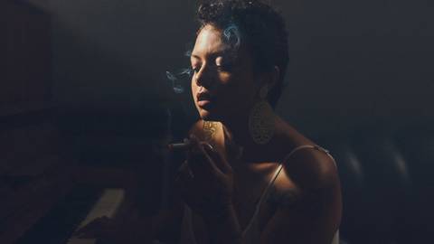 ensaio-fotografia-feminino-estudio-luzes-artístico-cinemático-cinema-cantora-musica-noir'