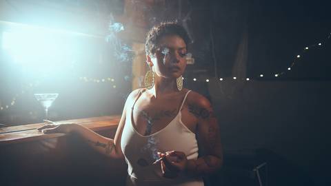 ensaio-fotografia-feminino-estudio-luzes-artístico-cinemático-cinema-cantora-musica-noir'