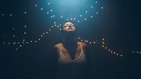 ensaio-fotografia-feminino-estudio-luzes-artístico-cinemático-cinema-cantora-musica-noir'