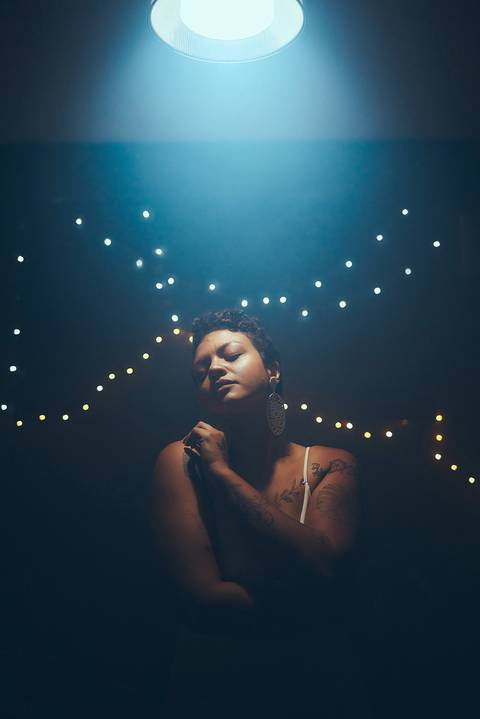 ensaio-fotografia-feminino-estudio-luzes-artístico-cinemático-cinema-cantora-musica-noir'