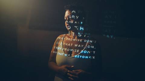 ensaio-fotografia-feminino-estudio-luzes-artístico-cinemático-cinema-cantora-musica-noir'