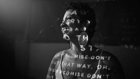 ensaio-fotografia-feminino-estudio-luzes-artístico-cinemático-cinema-cantora-musica-noir'