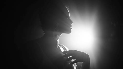 ensaio-fotografia-feminino-estudio-luzes-artístico-cinemático-cinema-cantora-musica-noir'