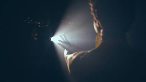 ensaio-fotografia-feminino-estudio-luzes-artístico-cinemático-cinema-cantora-musica-noir'