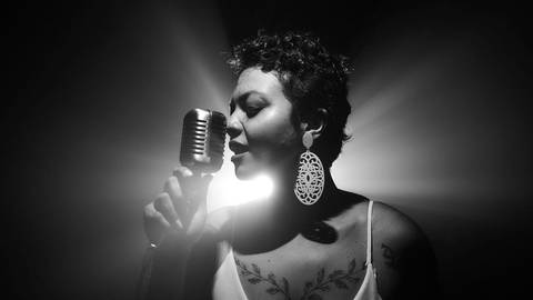 ensaio-fotografia-feminino-estudio-luzes-artístico-cinemático-cinema-cantora-musica-noir'